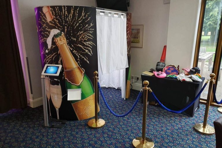 photo booth | photo booth hire | classic photo booth | enclosed photo booth